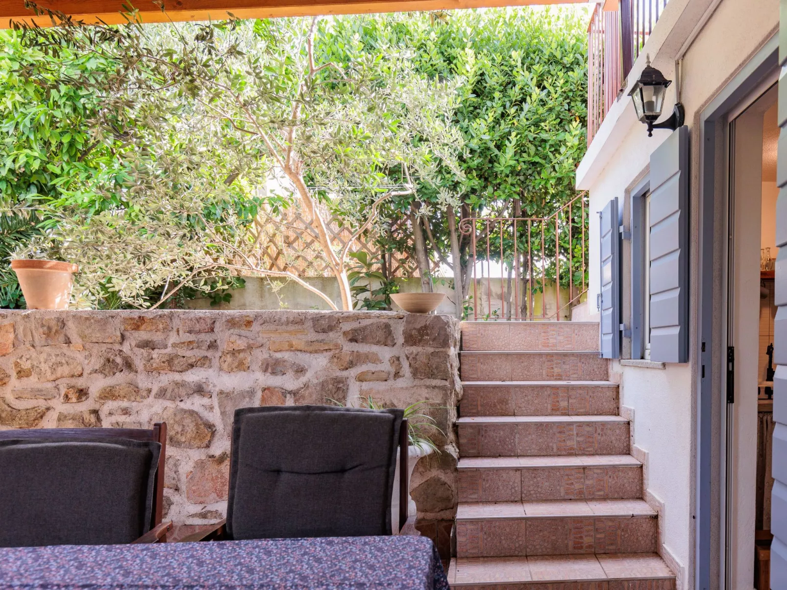 Traditionelles Steinhaus am Meer in Preko-Buiten