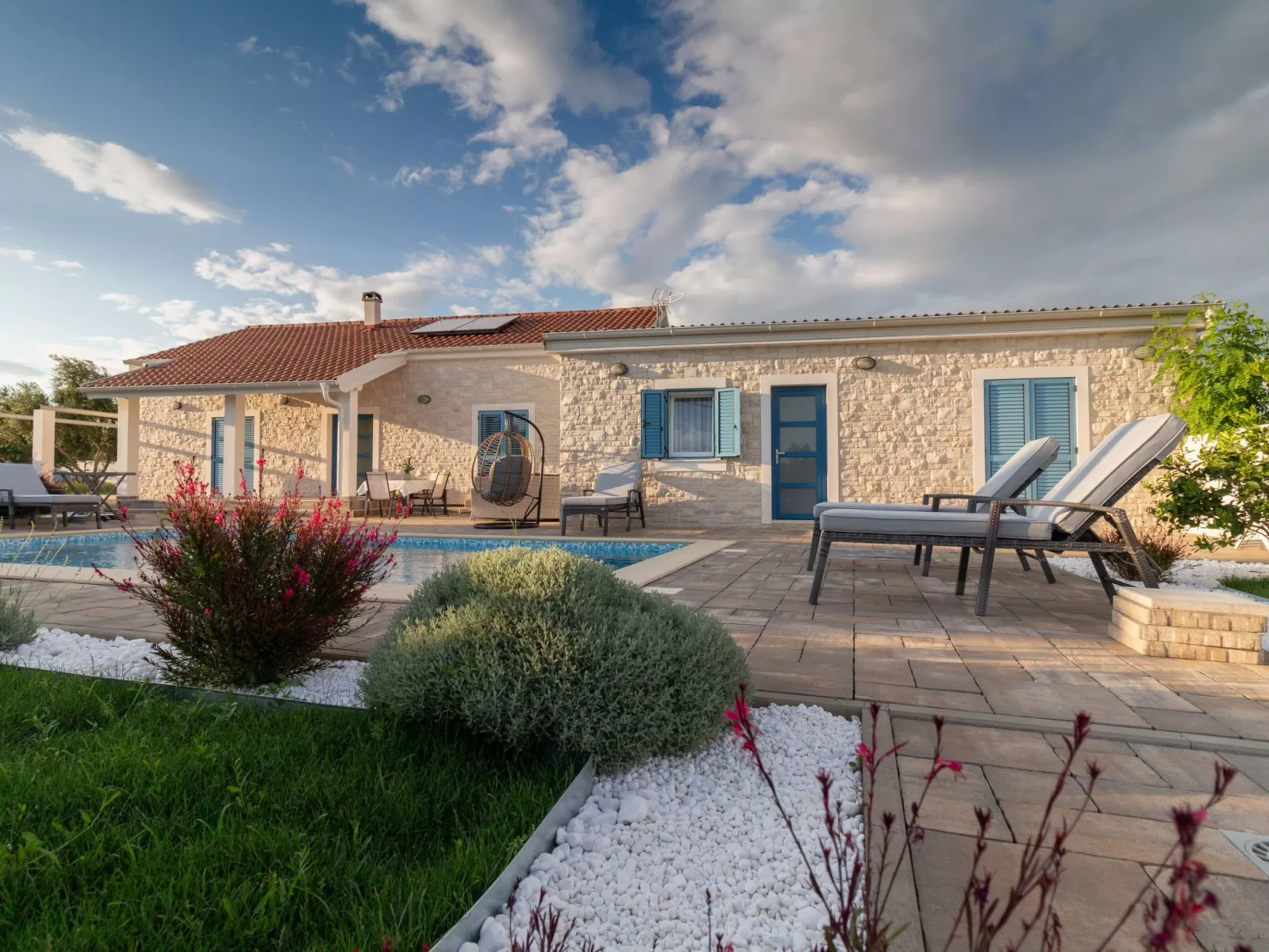 Villa mit Garten, Grill und Terrasse-Buiten