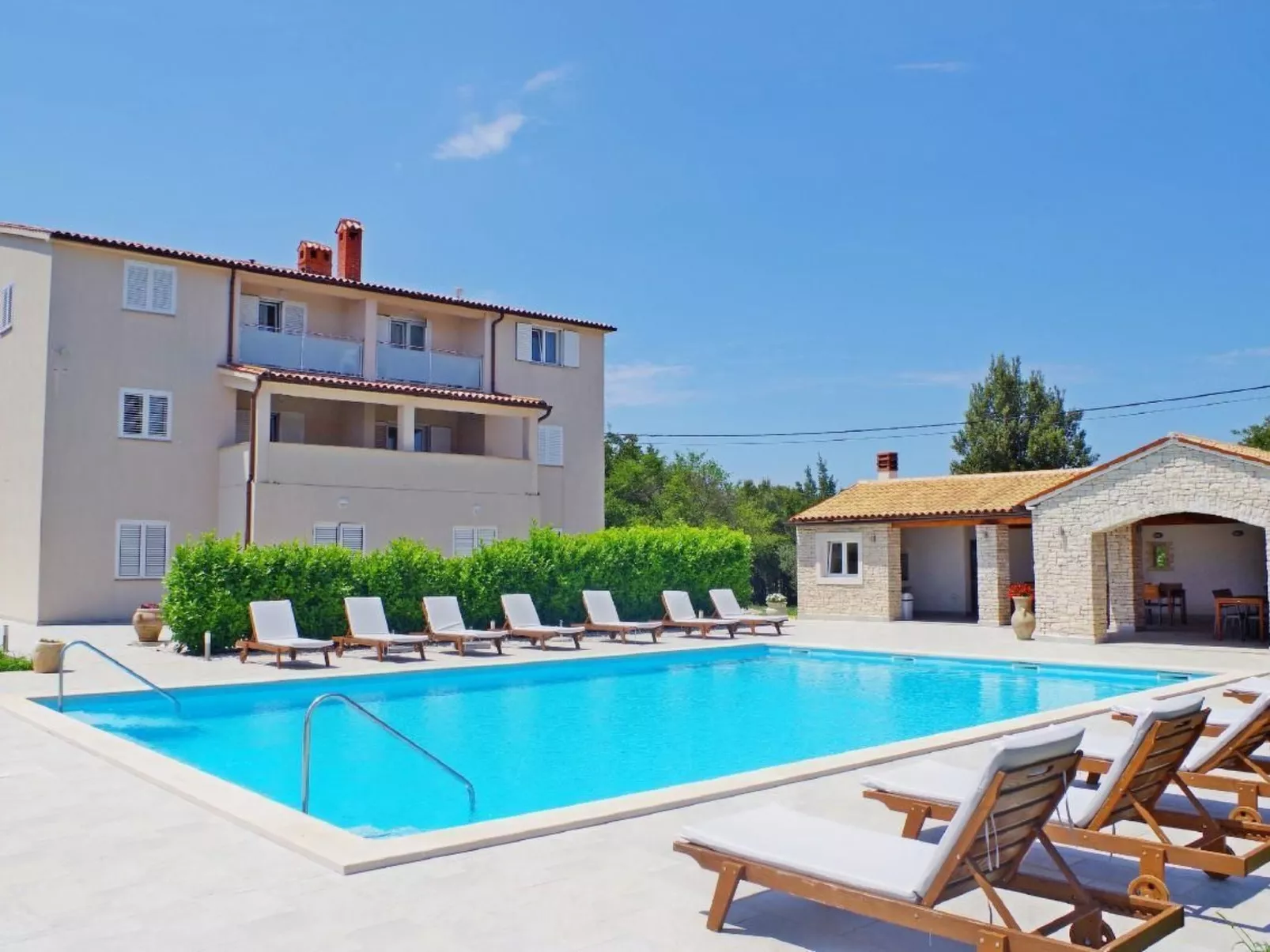 Appartement in Rakalj mit gemeinsamem Pool, Terrasse und Grill-Buiten