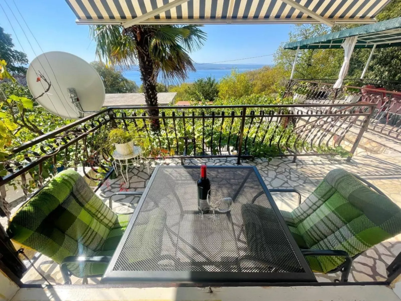 Nettes Appartement in Dramalj mit Möbliertem Balkon - Buiten