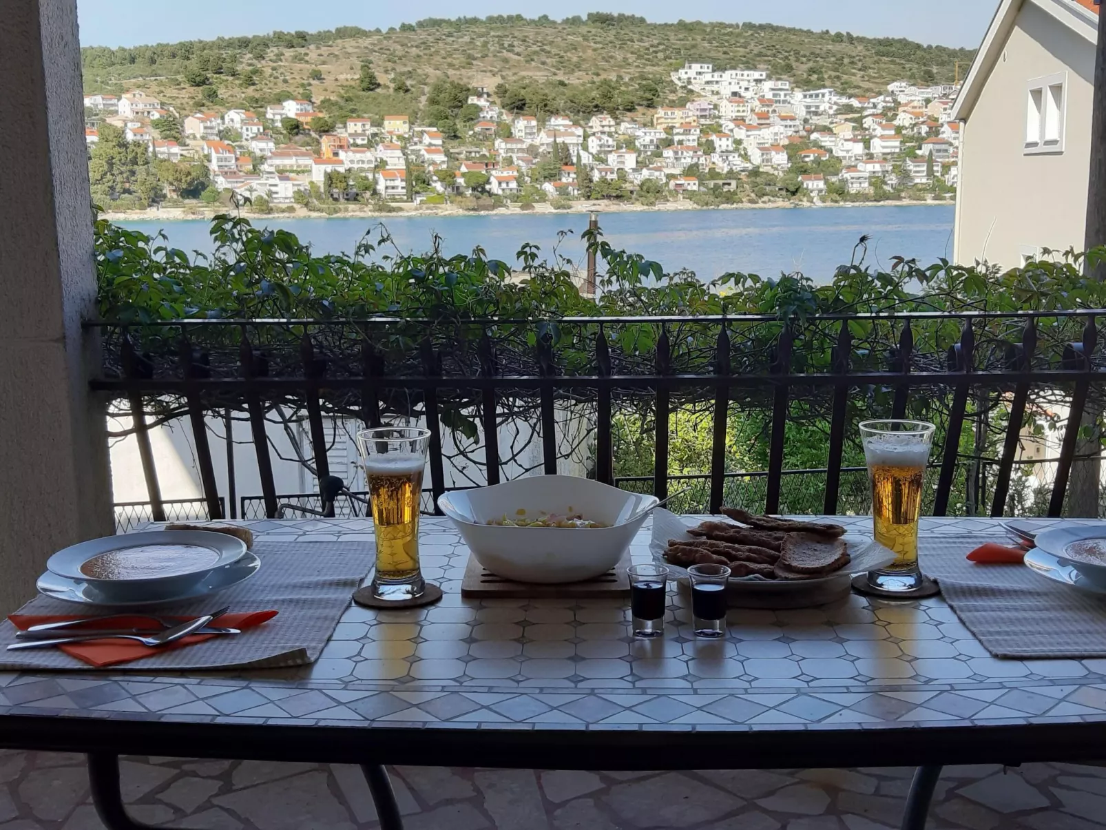 "Mladen" mit Blick auf das Wasser-Buiten