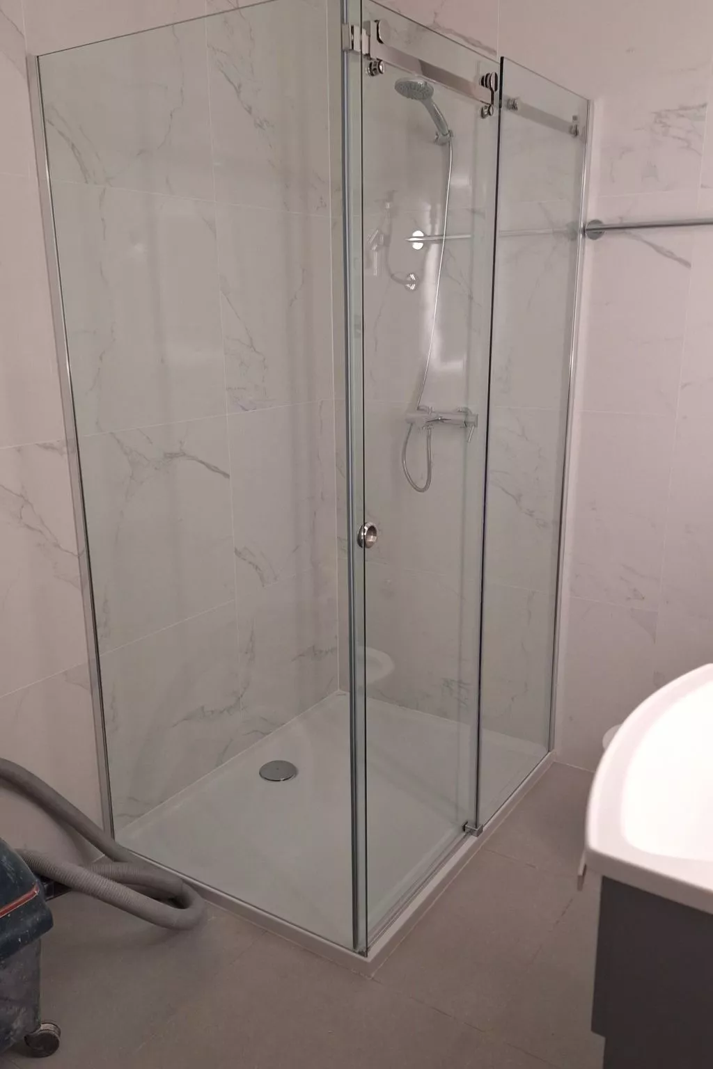 Für vier Personen, mit einem Balkon-Binnen