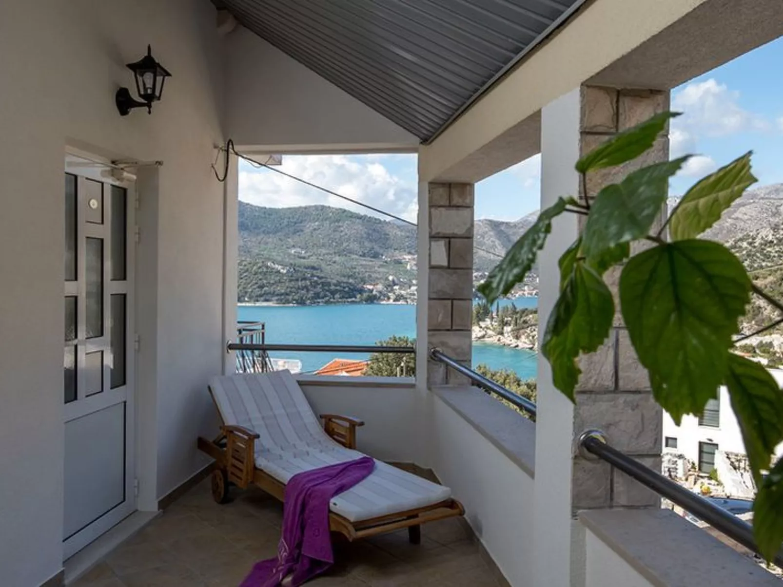 Mélanie B im ersten Stock einer Villa am Strand - Buiten