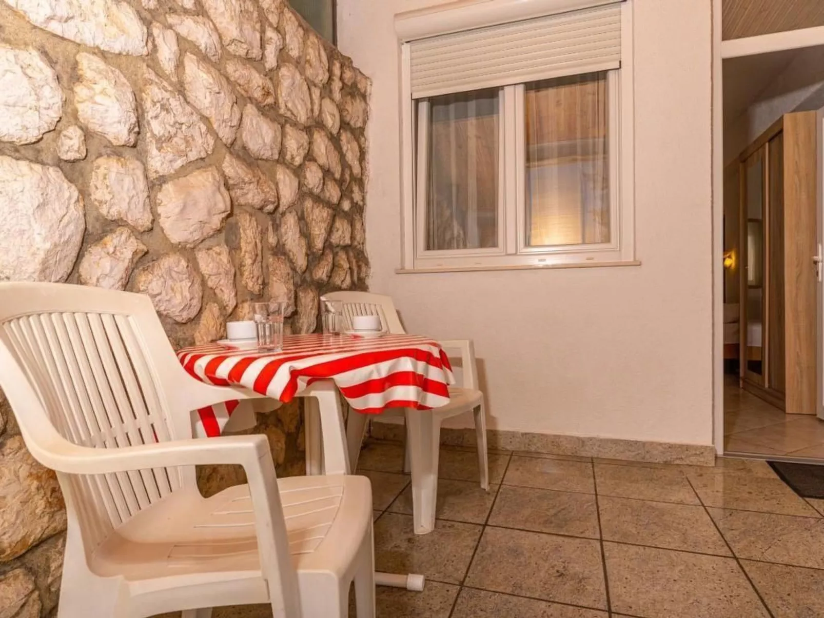 In Dramalj mit Kleiner Terrasse-Binnen