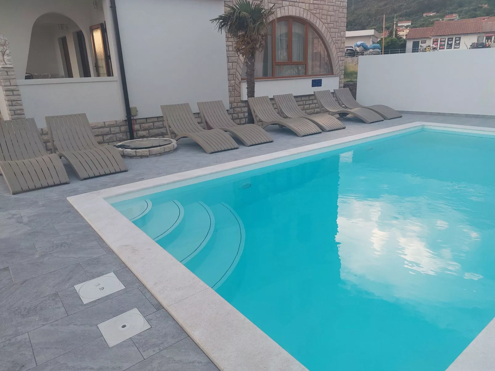 Appartement in Barbat mit Großer Terrasse-Buiten