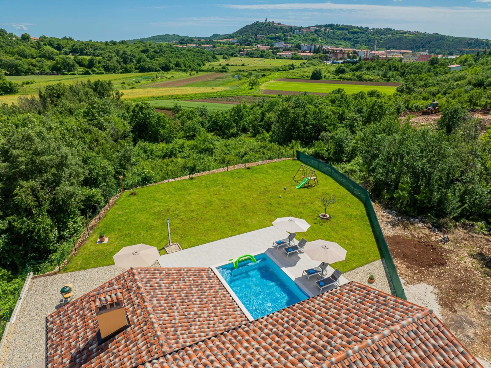Luxuriöse Ferienvilla mit atemberaubender Aussicht-Buiten
