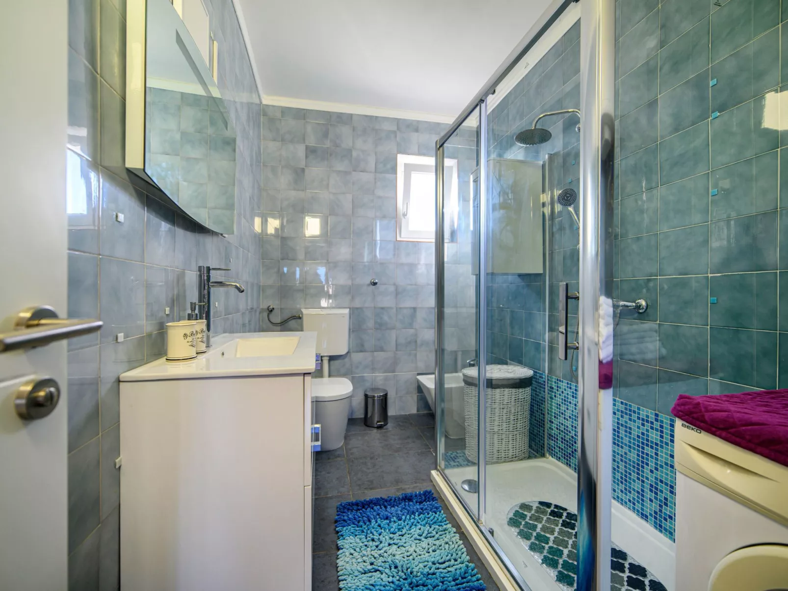 Wohnung mit Blick auf das Wasser-Image-tags.info