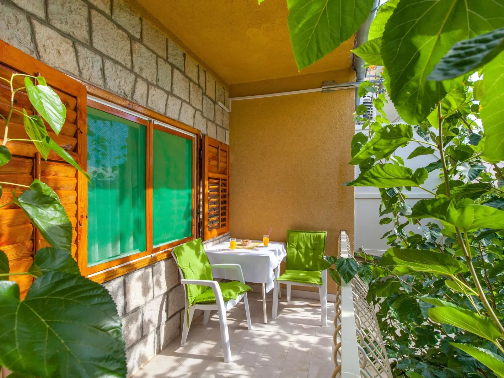 Maric mit Terrasse und Balkon-Image-tags.info