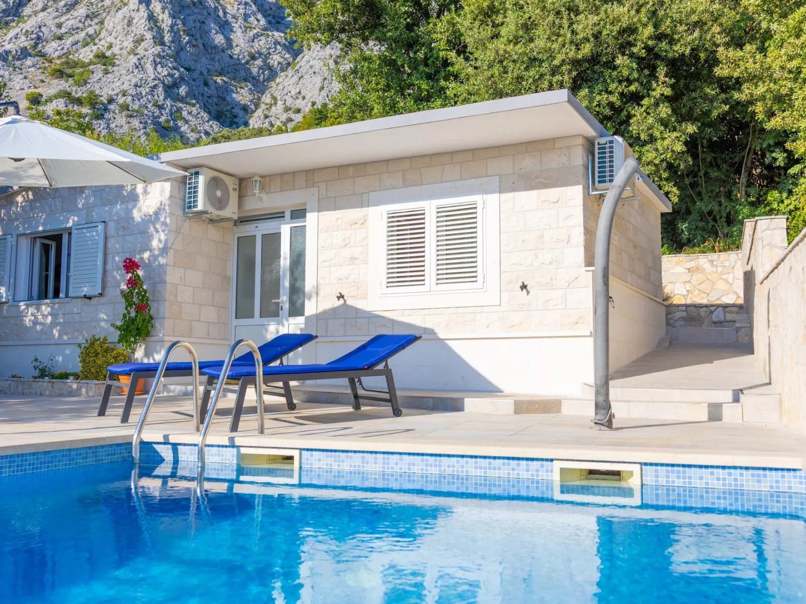 Günstiges Ferienhaus mit Pool und Meerblick-Image-tags.info