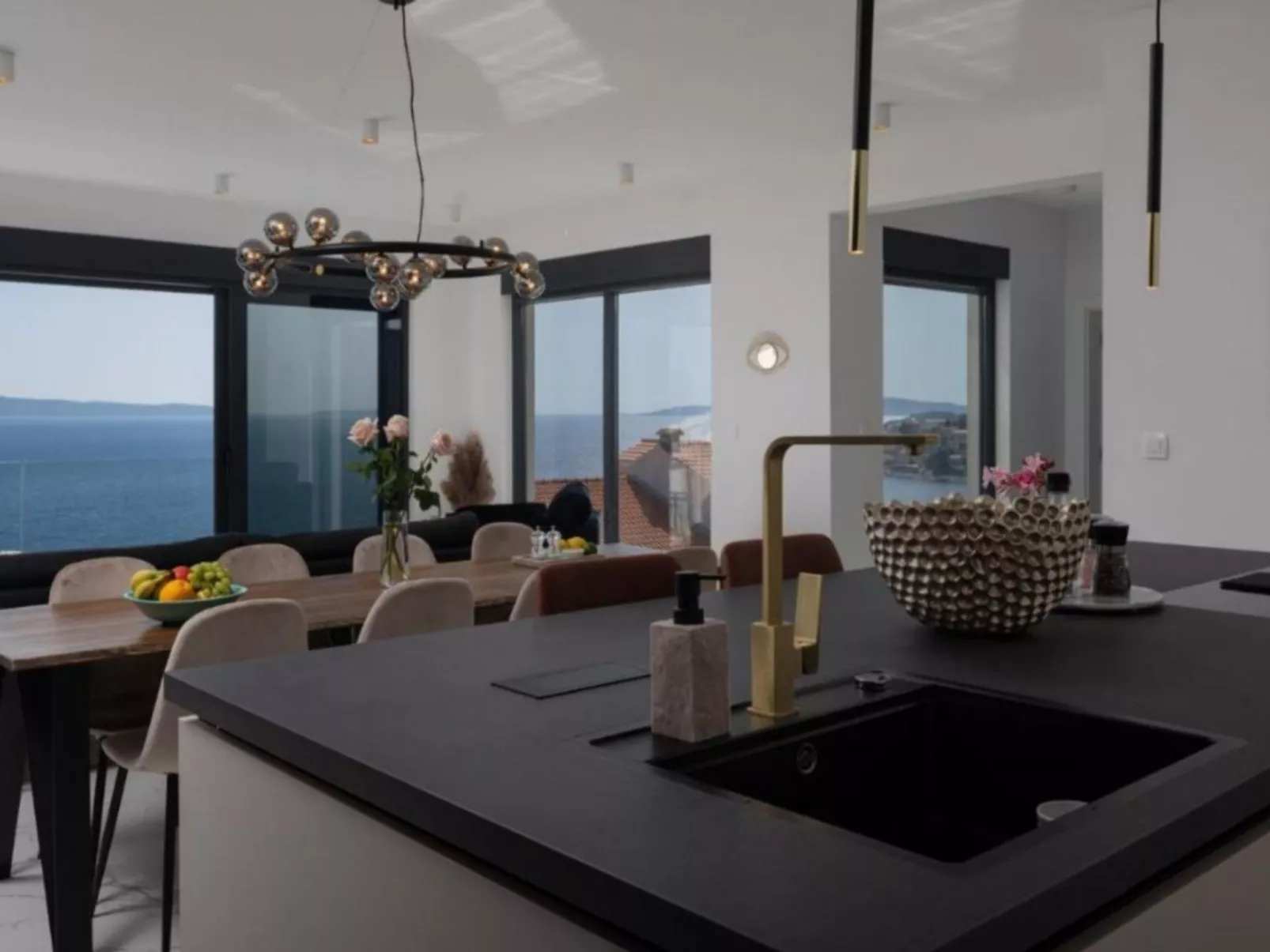 Villa Julian mit beheiztem Pool-Buiten