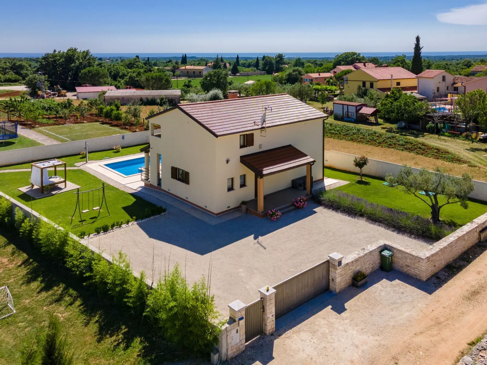 In Juršići mit Privatem Pool-Buiten