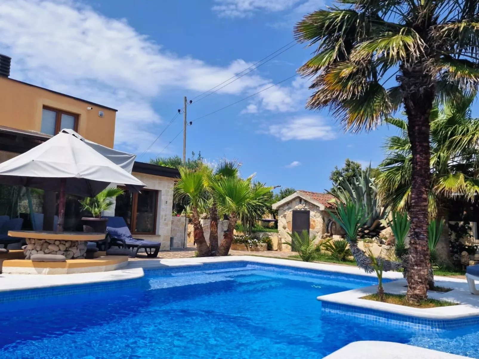 Schönes Haus in Pomer mit privatem Parkplatz-Buiten