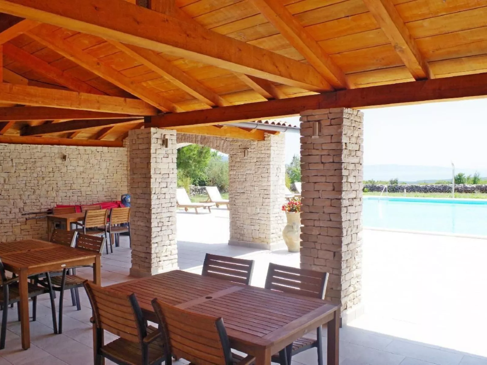 In Rakalj mit Grill, Garten und Terrasse-Buiten