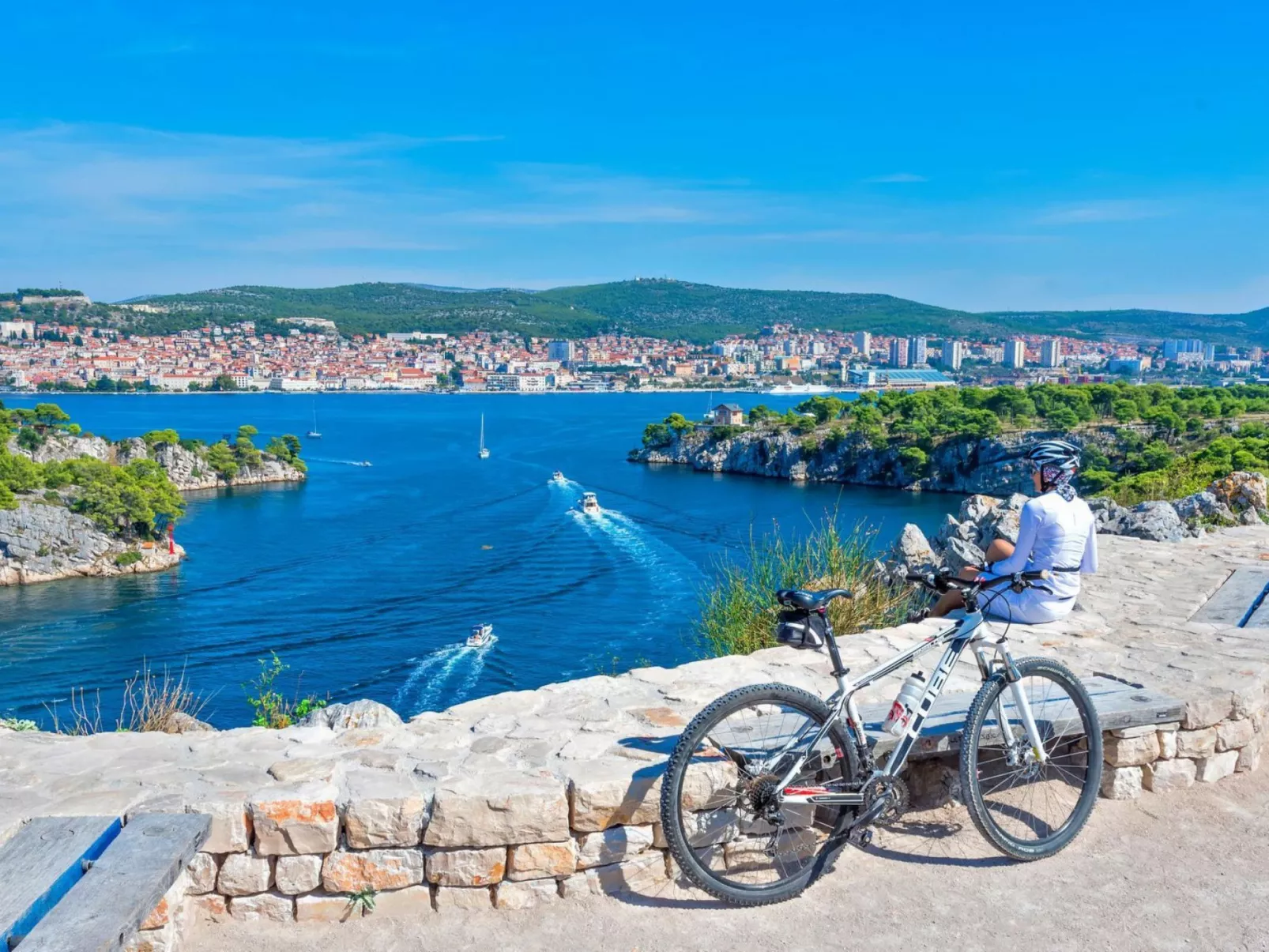Appartement mit Balkon-Buiten