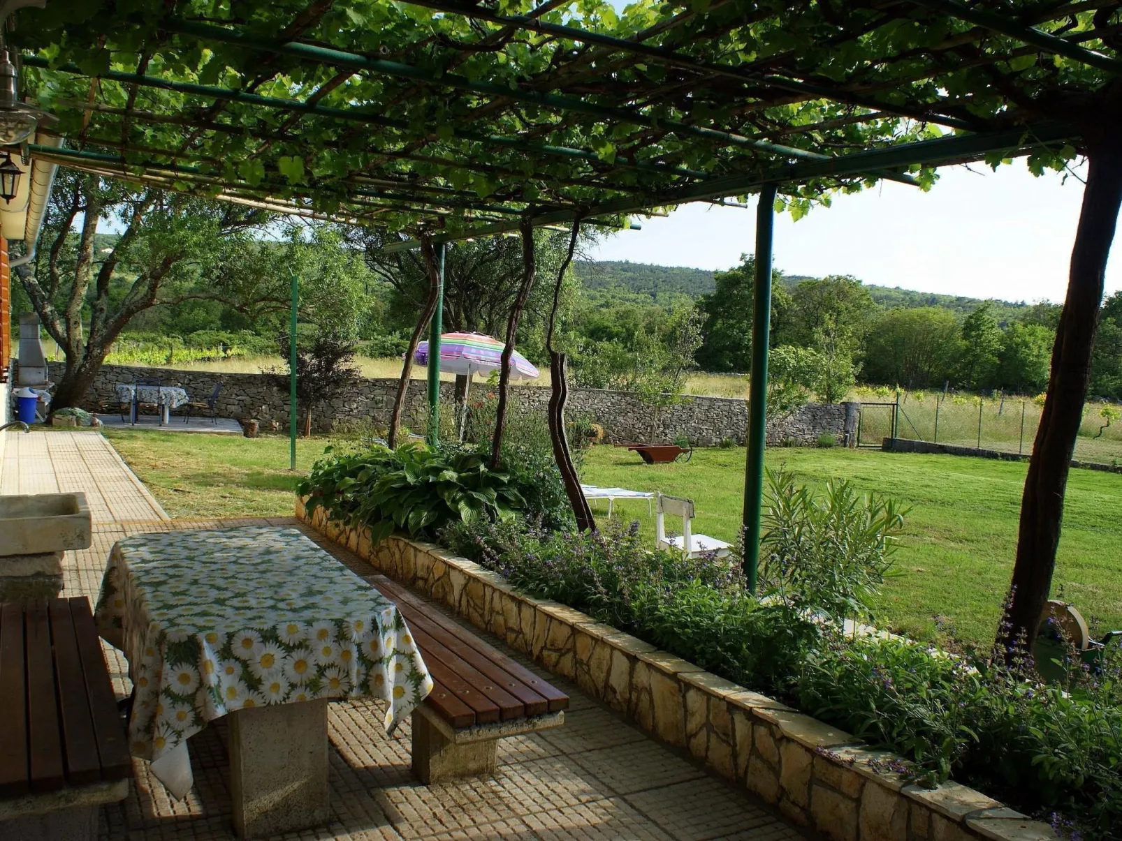 Charmantes Ferienhaus in Bartići mit Terrasse-Buiten