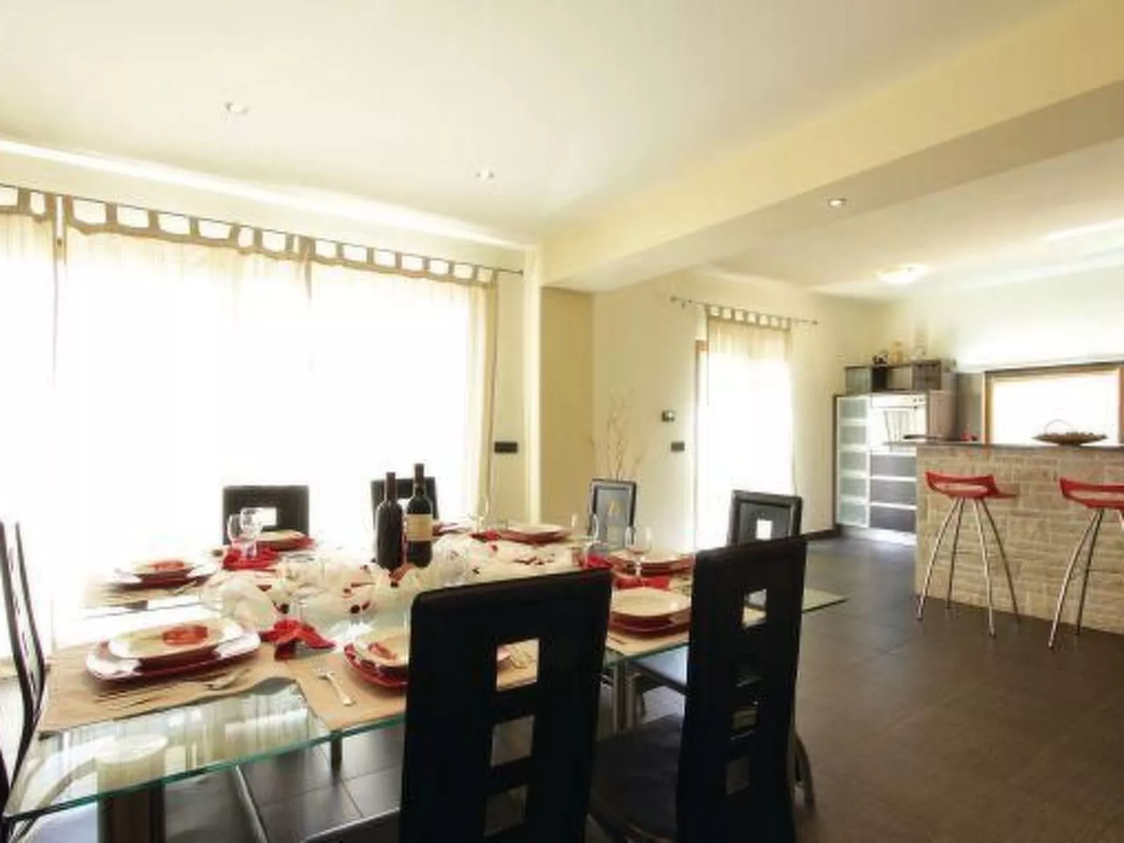 Luxuriöse Villa mit riesigem Olivenbaum-Garten, Sonnenterrasse, großem Pool und-Binnen