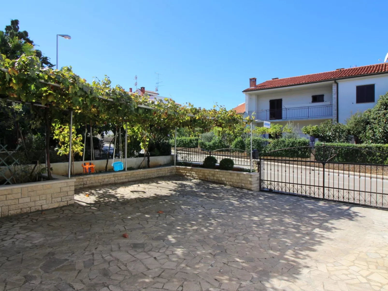 Bruna D-Image-tags.info