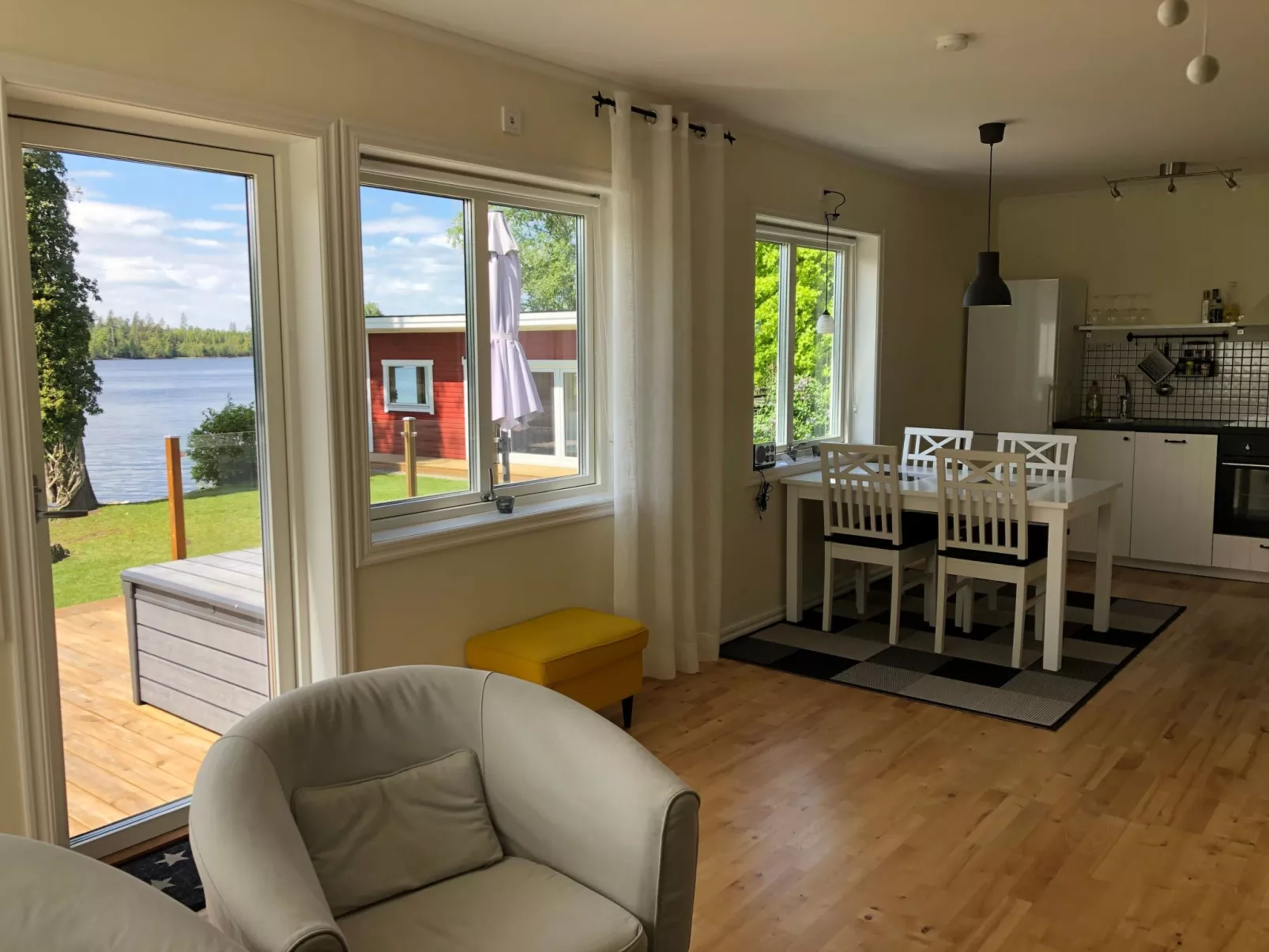 Mit Garten und Holzterrasse am See-Binnen