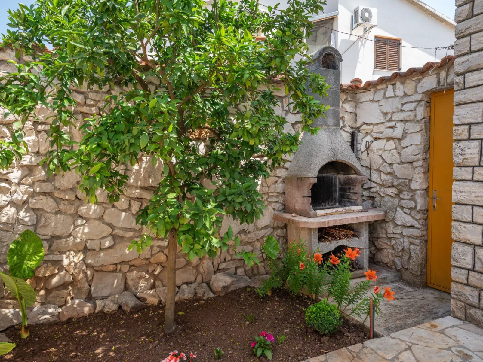 Große Ferienwohnung in Vodice mit Eigenem Balkon-Buiten