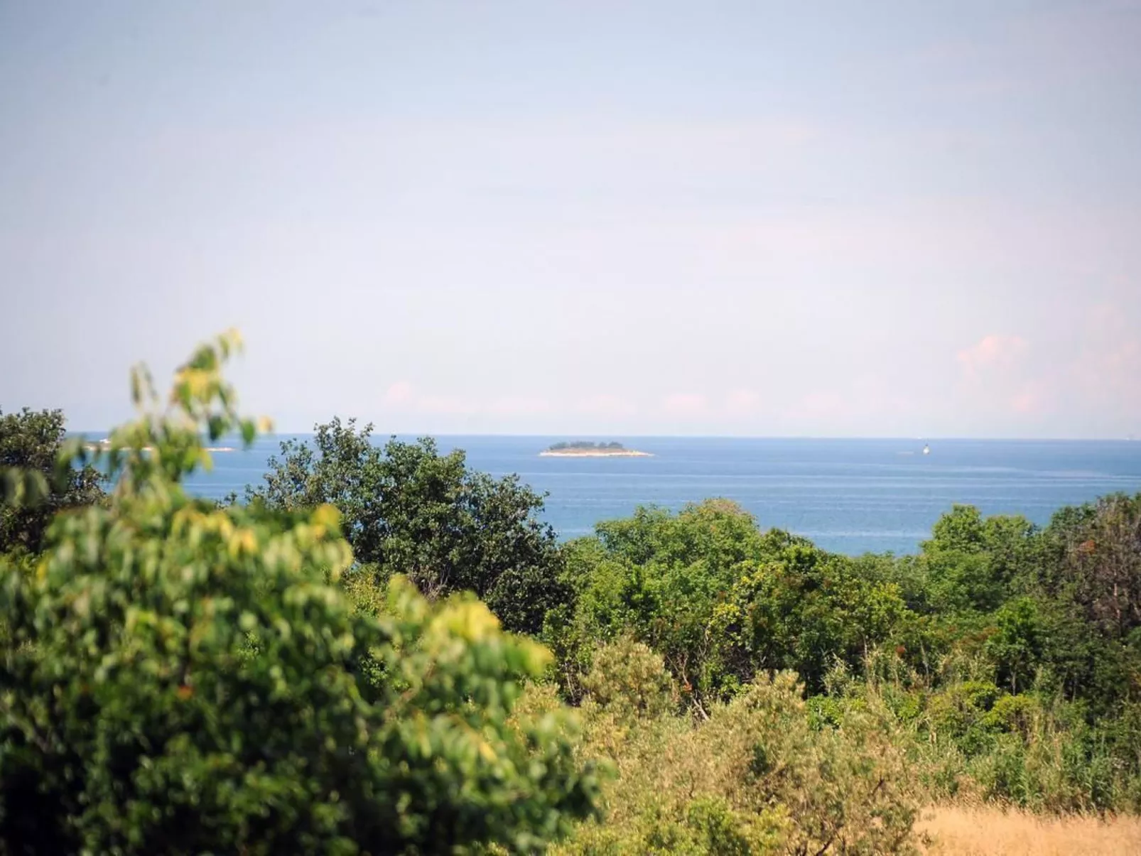 Ruhiges Ferienhaus mit Balkon und Garten-Buiten