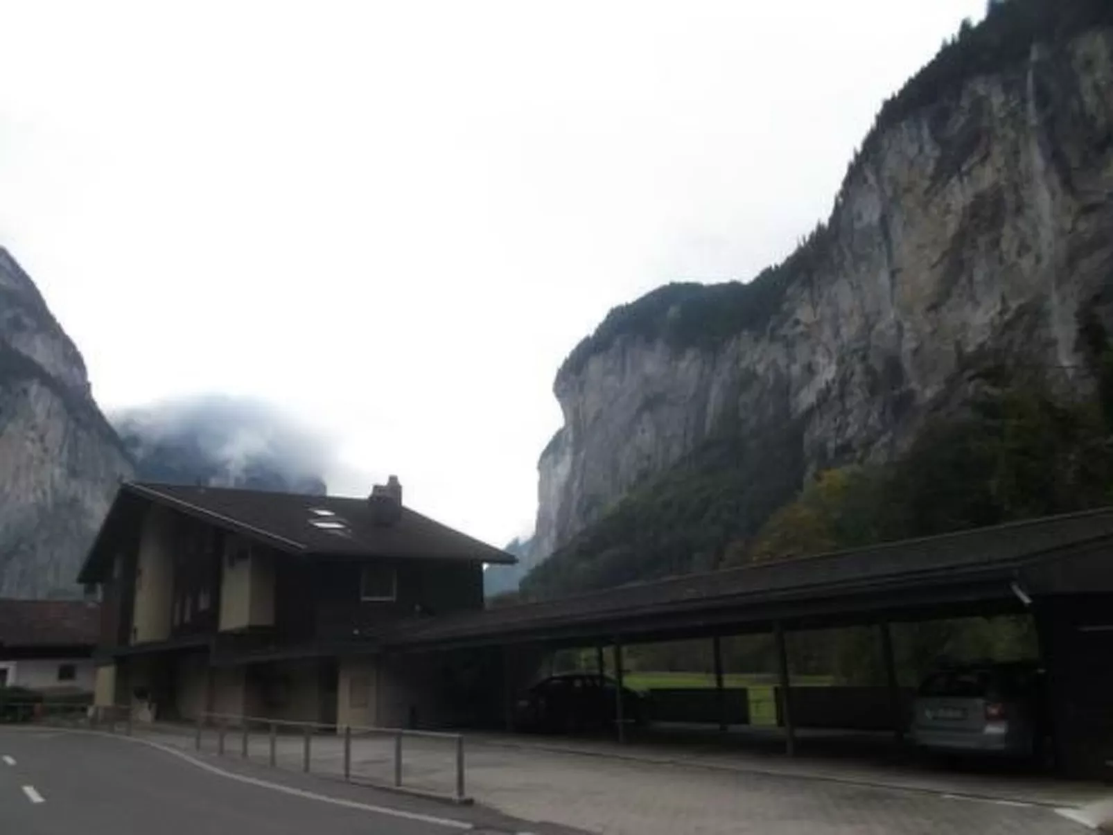 Gegenüber den Staubbach Wasserfällen-Buiten