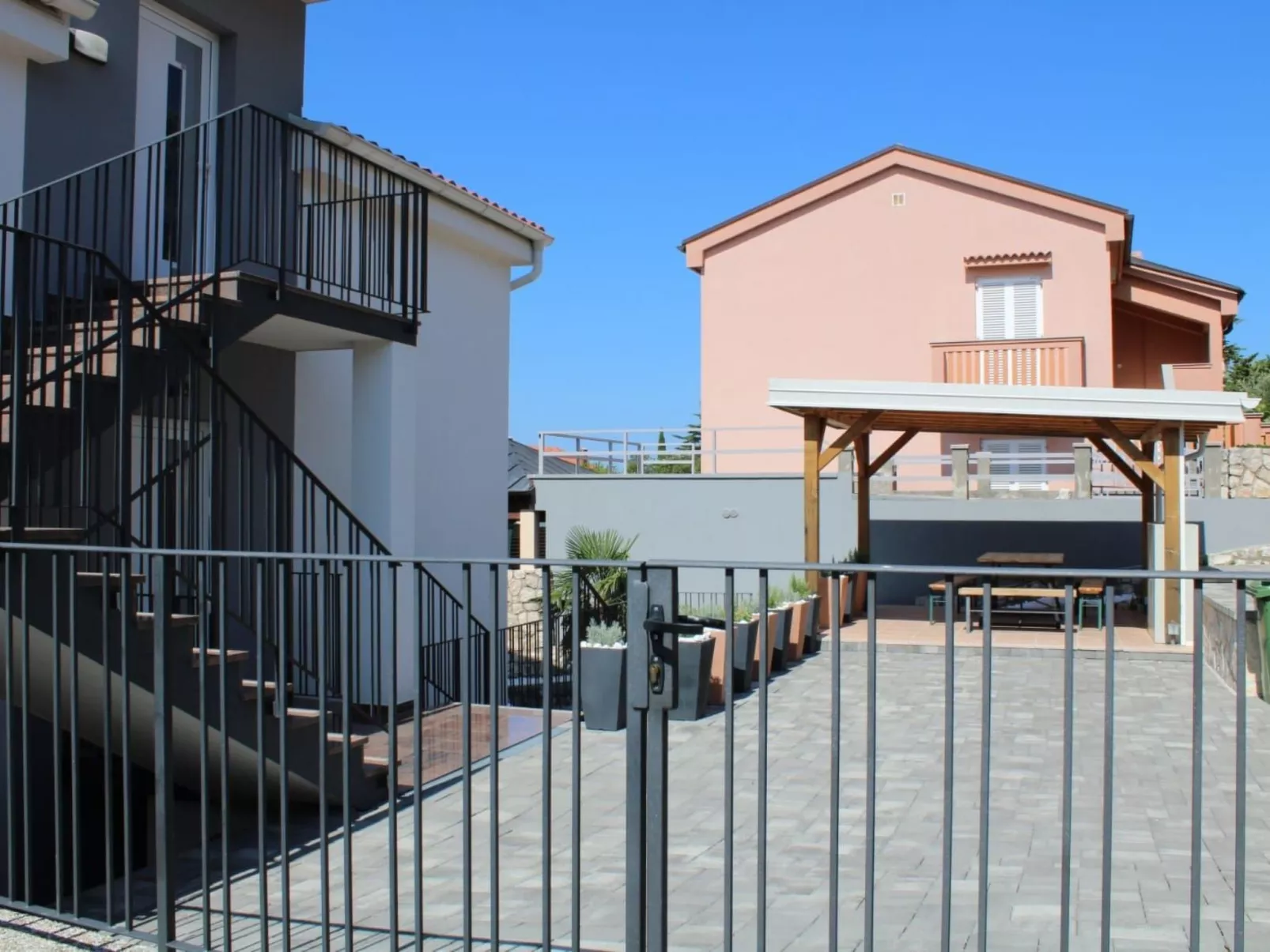 Appartement mit Terrasse, Meerblick, Jacuzzi, Außenpool-Buiten