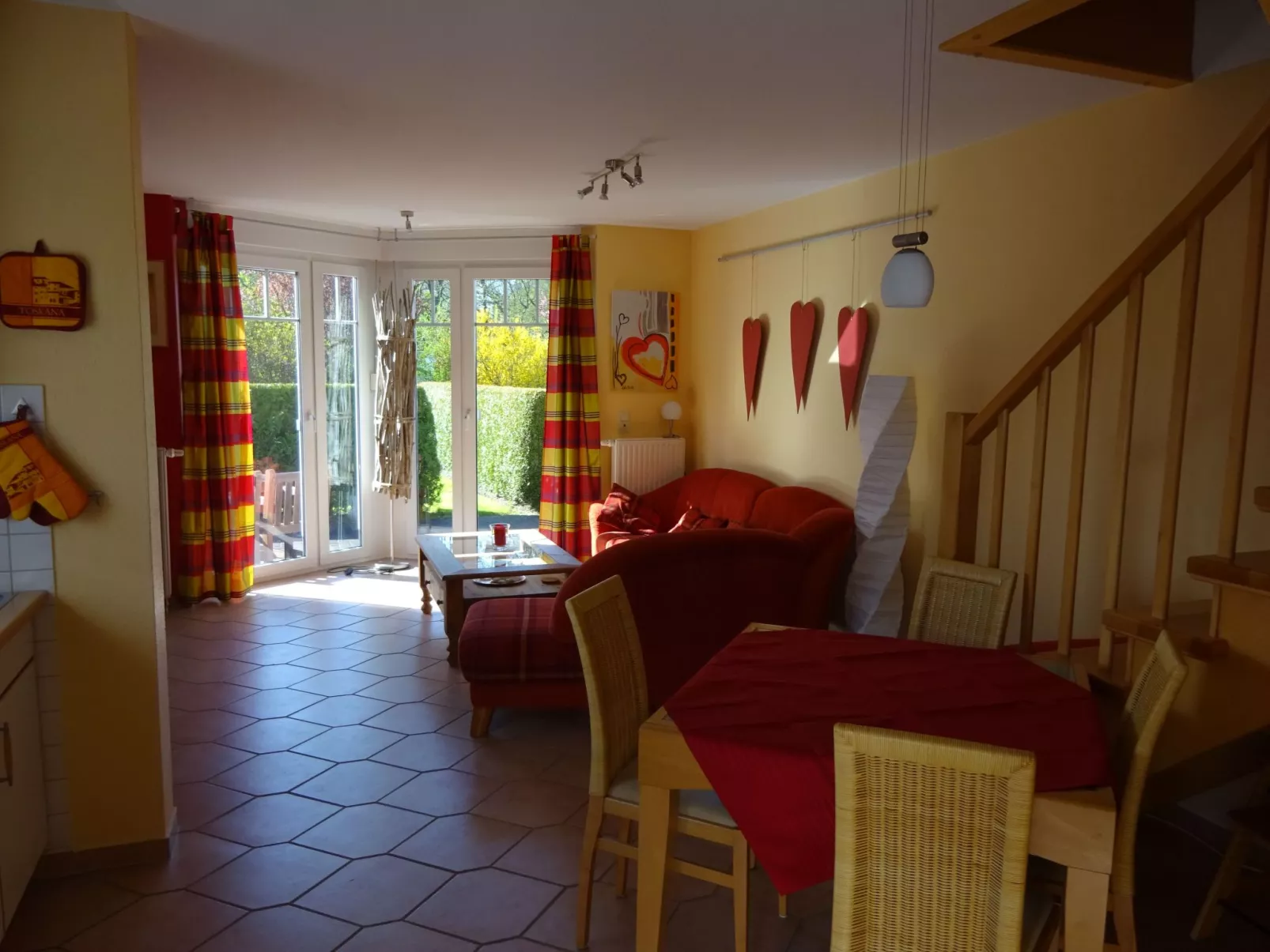 Komfortable Doppelhaushälfte und großem Garten-Binnen