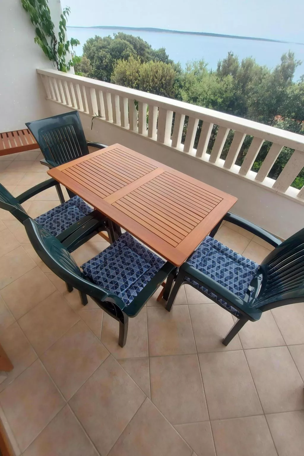 "Mia" mit Blick auf das Wasser-Image-tags.info