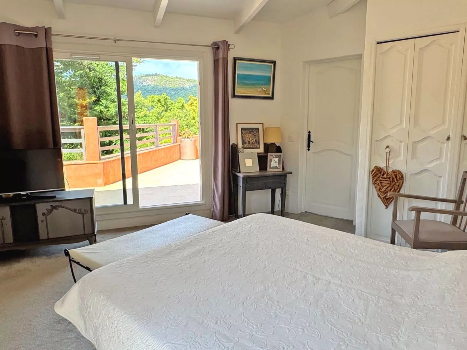 Schöne Villa mit innovativer Architektur in einem grünen Nest im Herzen des Mas-Binnen