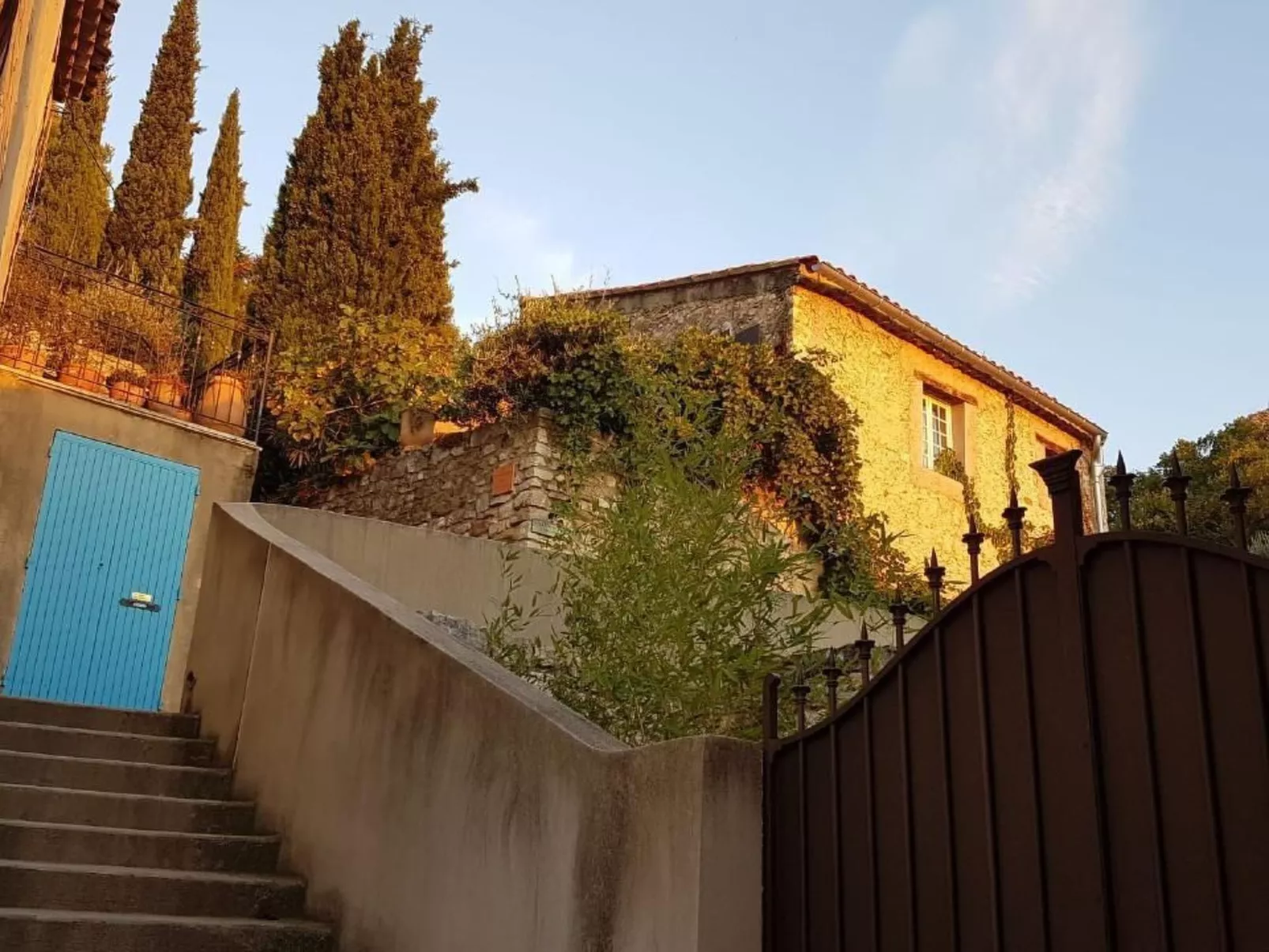 Provenzalisches Haus aus Naturstein in Gigondas-Buiten