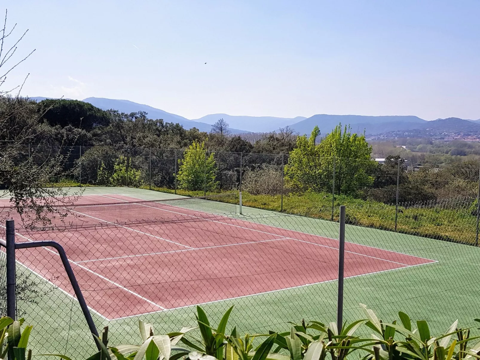 Anlage mit Tennisplatz und 3 Gemeinschaftspools-Image-tags.info