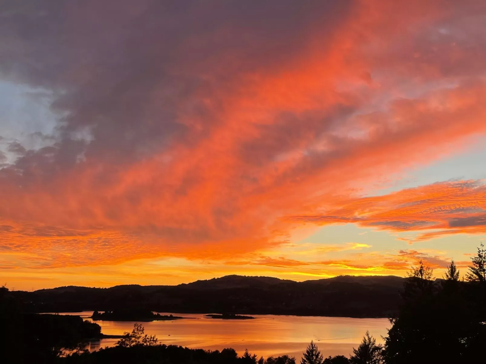 In Aiguebelette-Le-Lac mit Garten, Terrasse und Grill-Buiten
