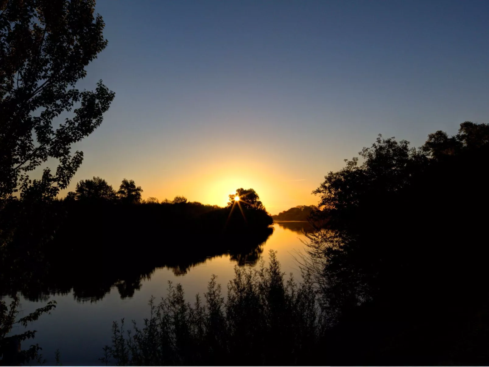 Schloss mit Überlaufpool an der Dordogne-Buiten