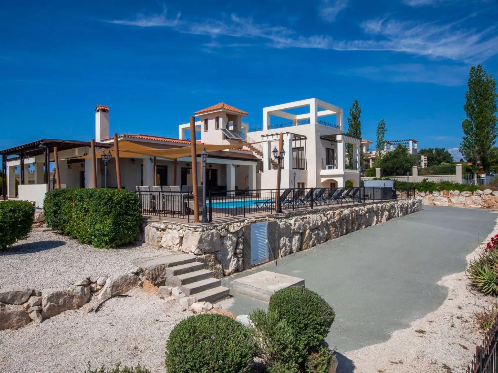 Villa mit Blick auf die Berge und Whirlpool-Buiten