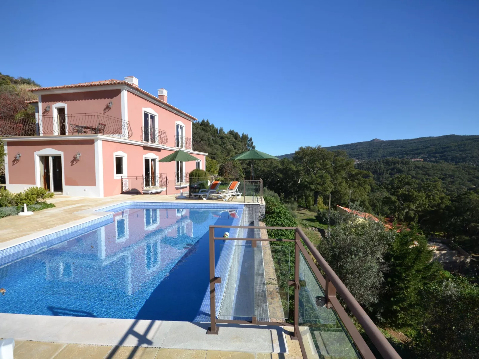 Luxuriöse Privatvilla mit Infinity-Pool-Buiten