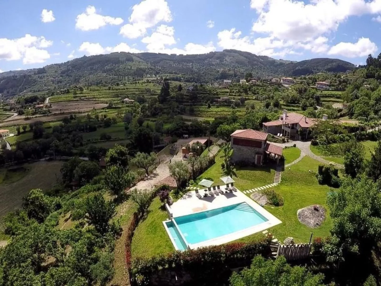 Fabelhafter Pool in einer atemberaubenden Landschaft-Buiten
