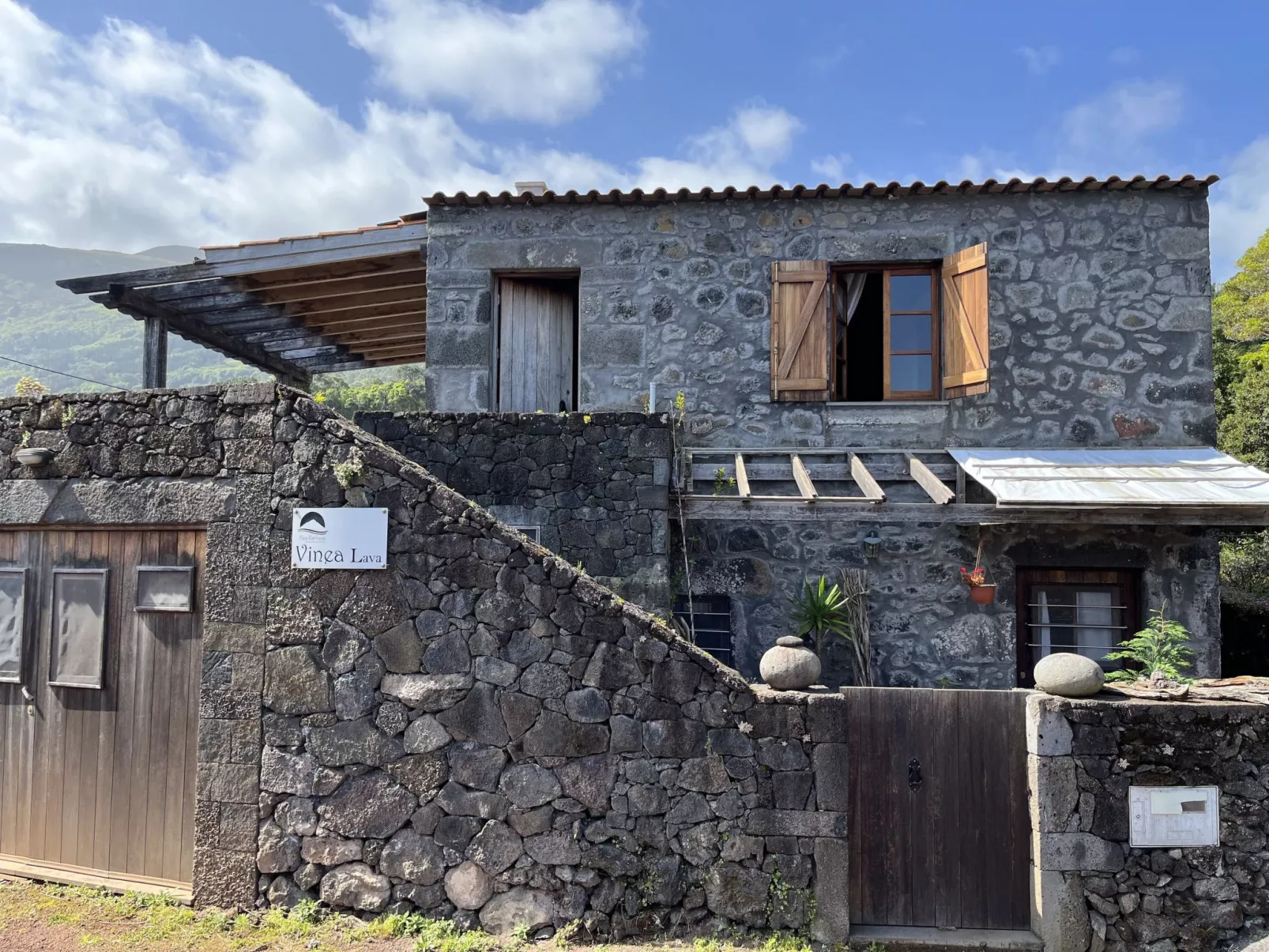 "Vinea Lava" mit Blick auf das Wasser-Image-tags.info