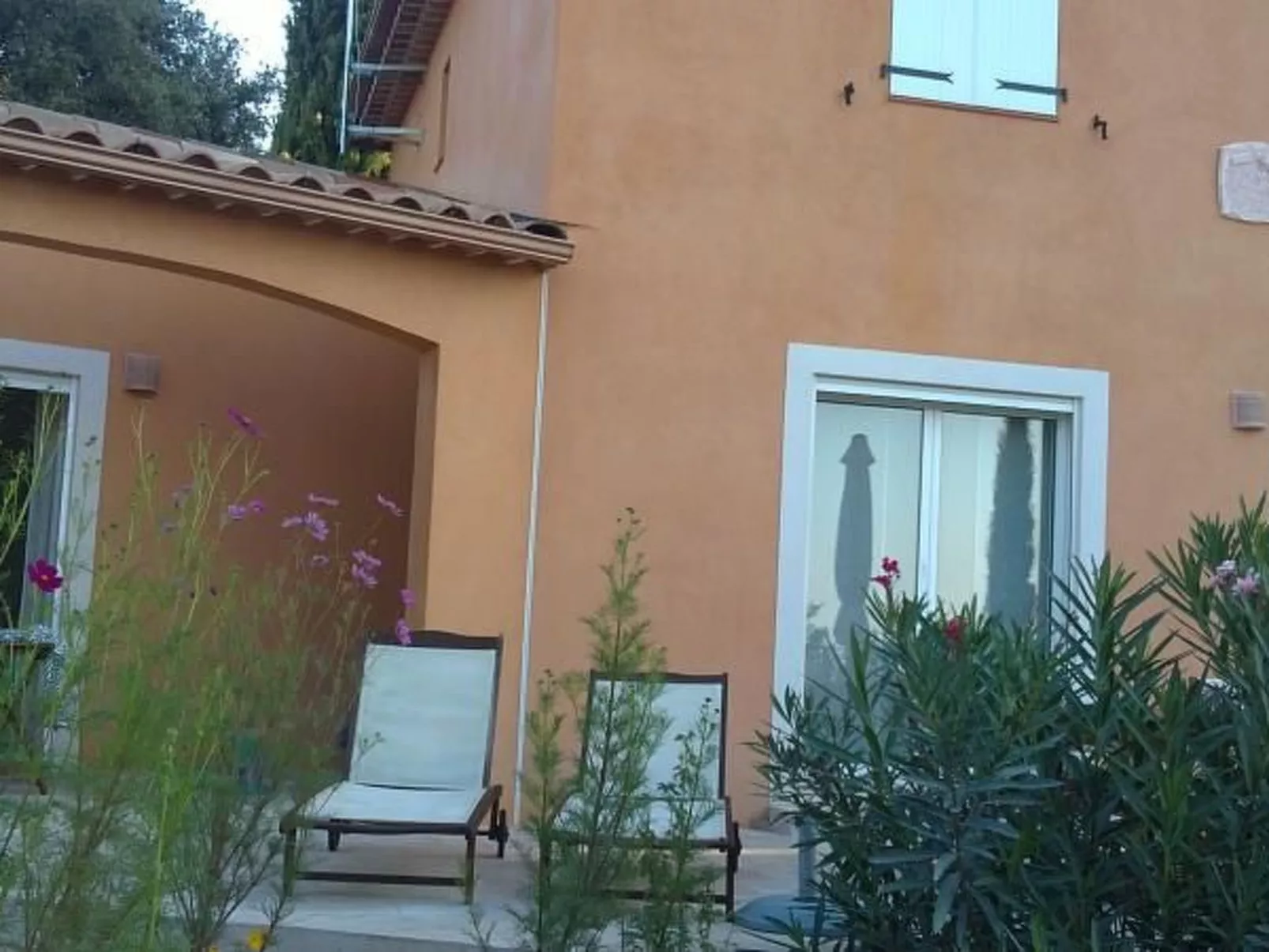 Freistehendes Haus mit großer Terrasse und Panoramablick auf die Landschaft-Buiten