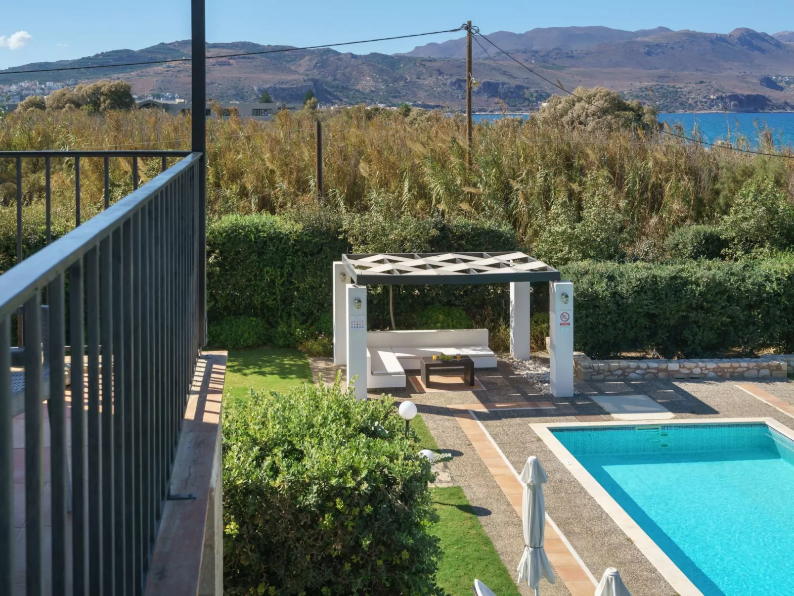 Villa aus Stein, privater Pool, BBQ 30m zum Strand-Buiten