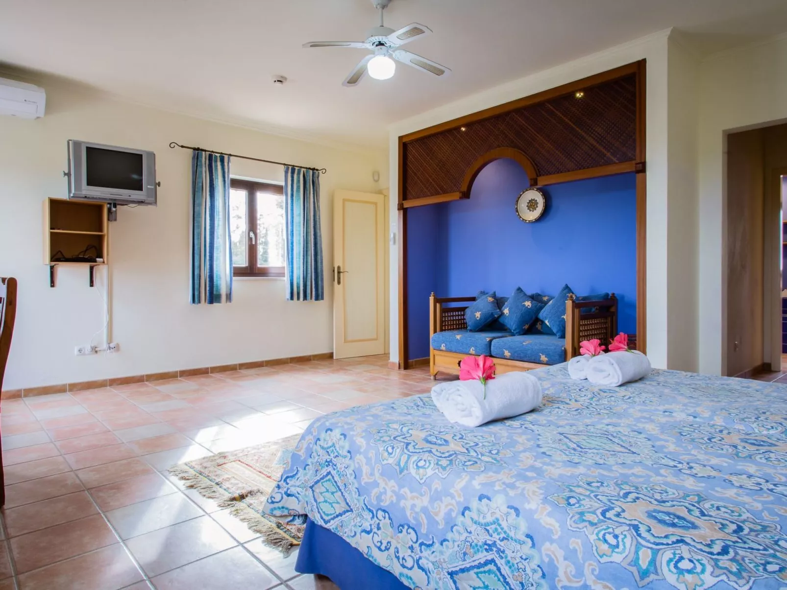 Ferienvilla "Mouraria" mit Blick auf das Wasser-Image-tags.info