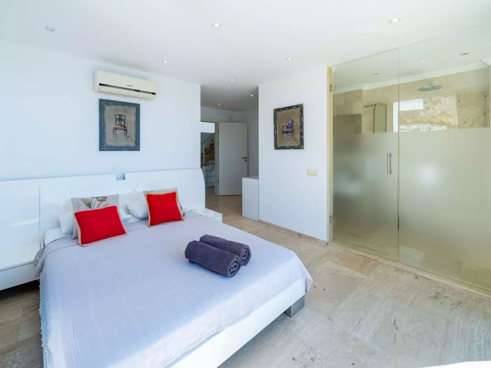 Große Villa direkt am Meer mit Infinitypool-Binnen