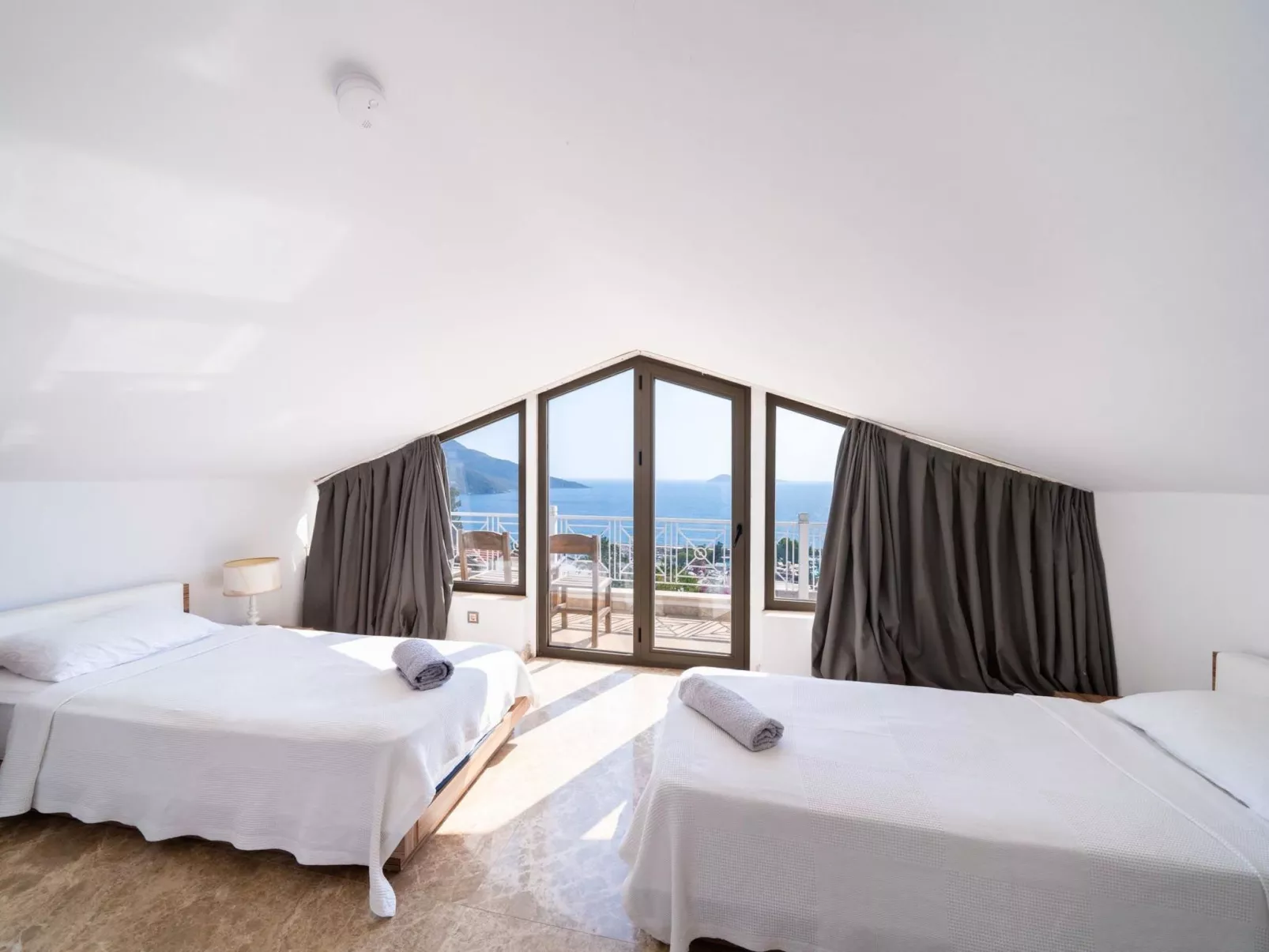 Exklusive Villa mit Infinitypool-Image-tags.info