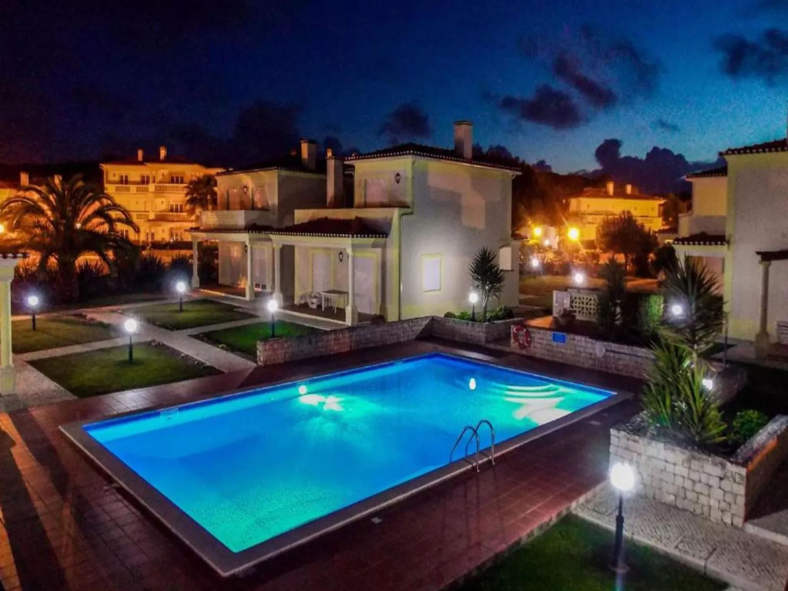 Golf, Pinienwald mit Pool-Image-tags.info