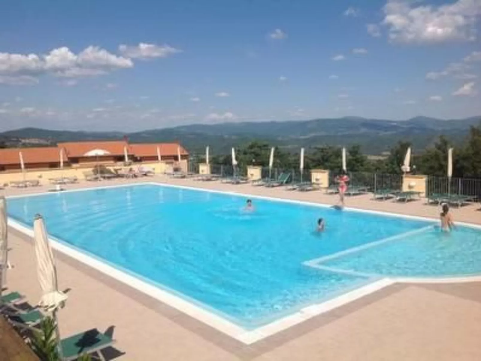 'Horizons' mit Schwimmbad-Buiten