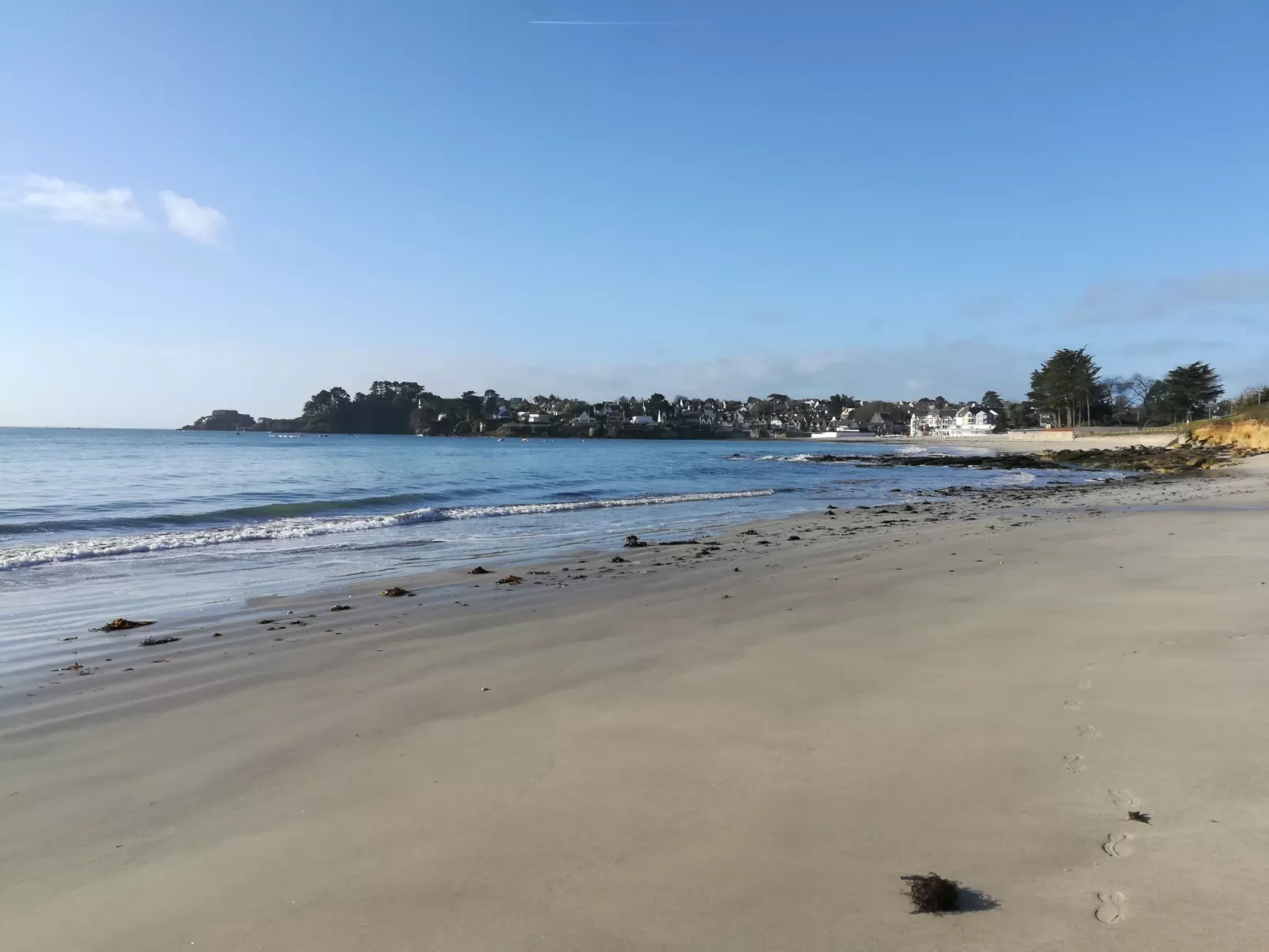 Charmantes Haus mit privatem Jacuzzi in der Bretagne-Buiten