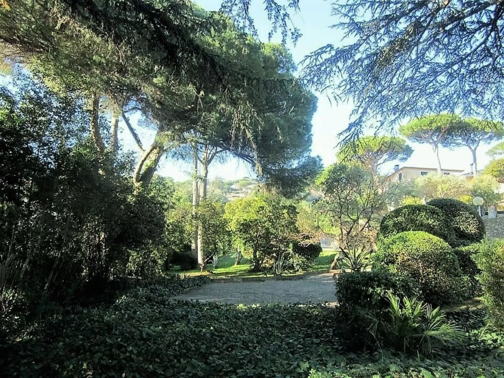 "La petite maison Maximoise" (Das kleine Haus Maximoise)-Buiten