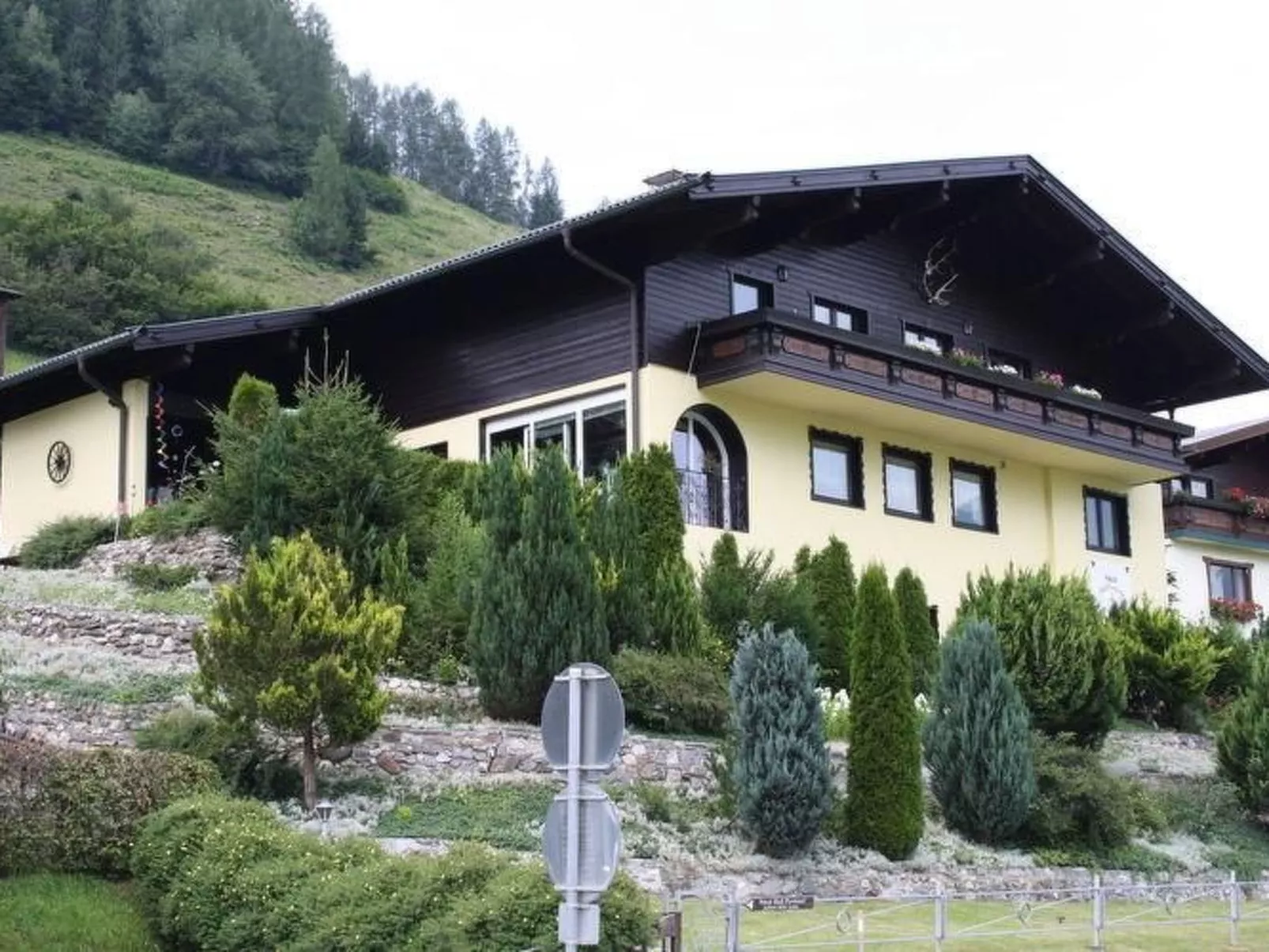 Geräumige Wohnung mit zwei Schlafzimmern und Balkon-Buiten