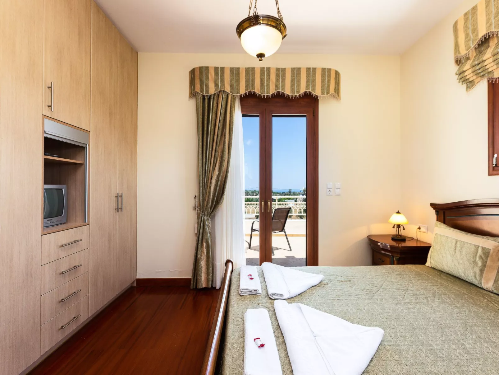 Familienvilla mit privatem Pool, Tischtennisplatte und Fußballtisch-Binnen