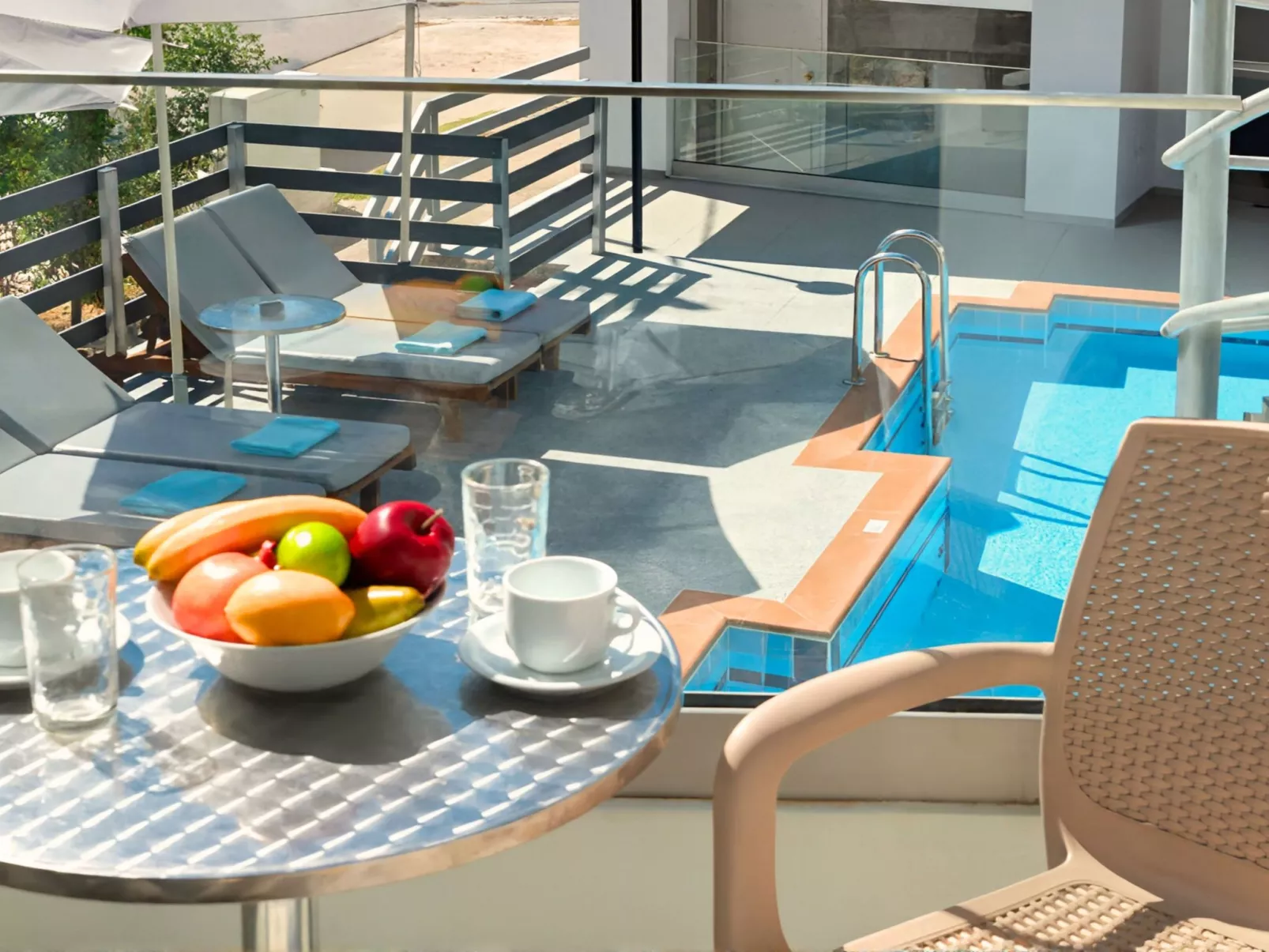 Pnoe Beachside Suite-Buiten