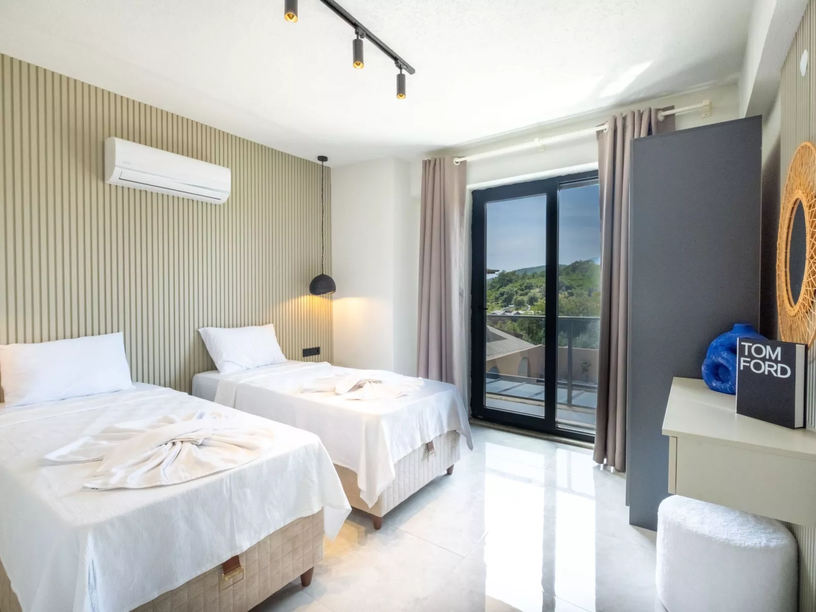 Elya 4-Image-tags.info